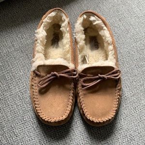 Women’s “Dakota” ugg moccasin slippers, GUC